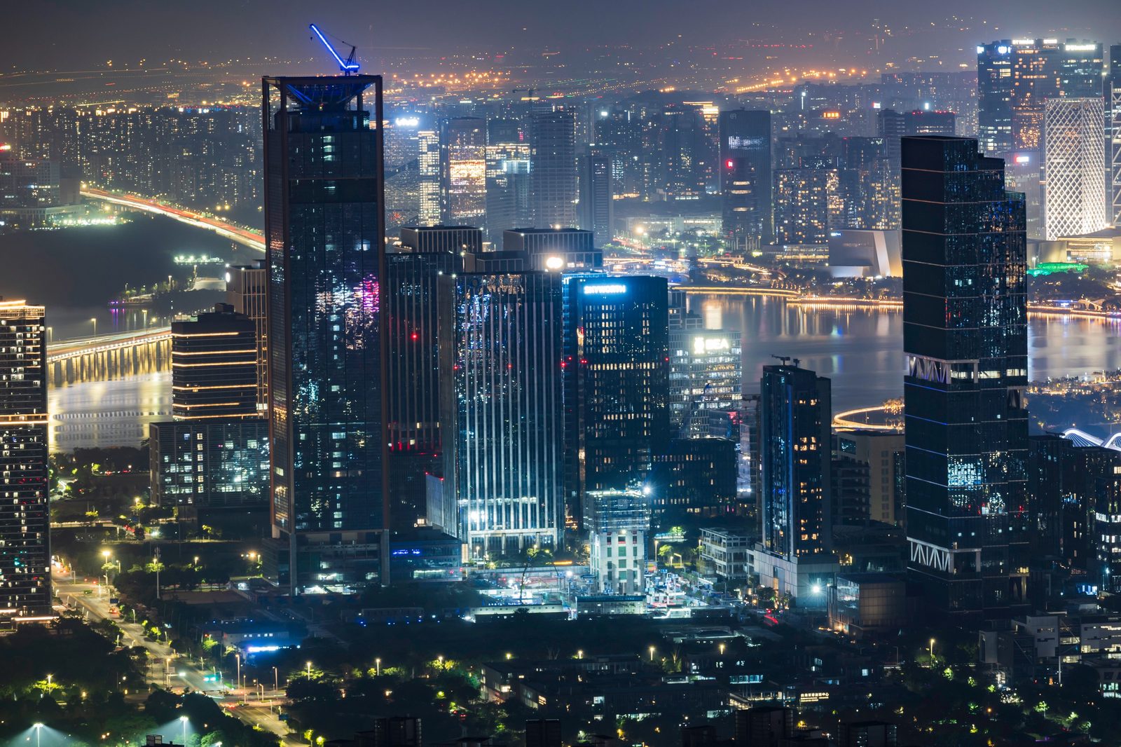 直播行业新规下的城市夜景